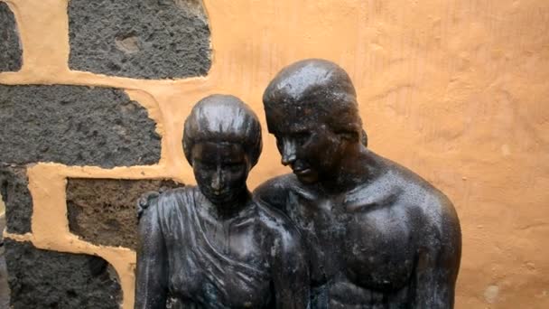 Estatua de bronce de los amantes en la calle — Vídeo de stock