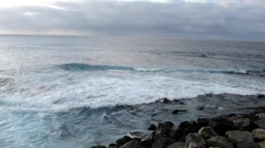 Manzara dalgalar kıyısında