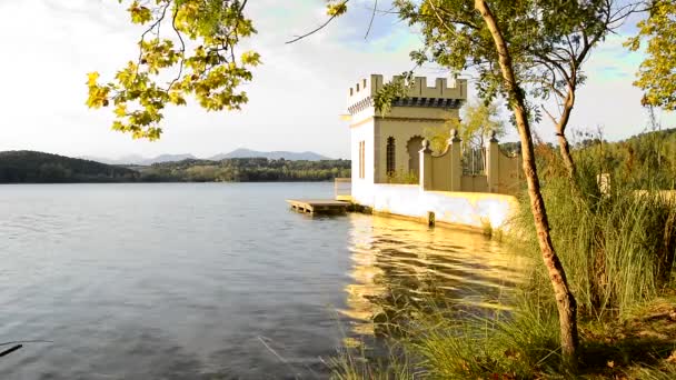 Fin piren i en sjö vid solnedgången, Banyoles — Stockvideo