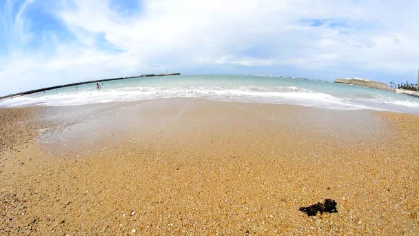 Dalgalar üzerinde kum beach sahilinde, Cadiz — Stok video