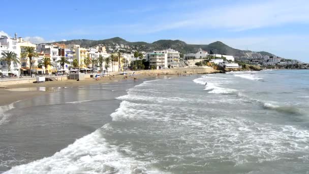 Playa de Sitges en un día soleado, Barcelona — Vídeo de stock