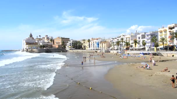 Playa de Sitges en un día soleado, Barcelona — Vídeos de Stock