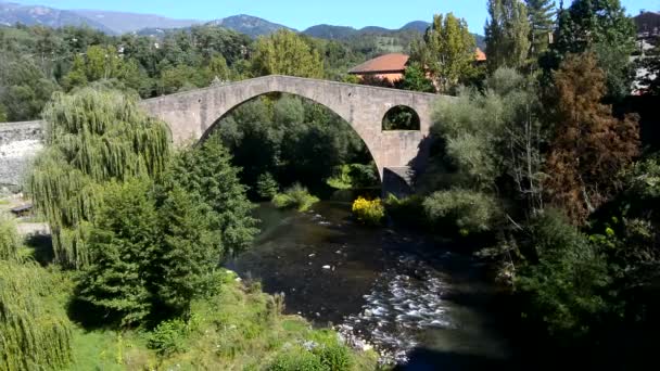 Кам'яний міст в середньовічному Sant Джоан de les Abadesses — стокове відео