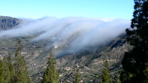 Zeitraffer der Wolken streicheln die Berge, Naturpark roque nublo — Stockvideo