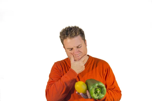 Homem atencioso segurando frutas e legumes — Fotografia de Stock