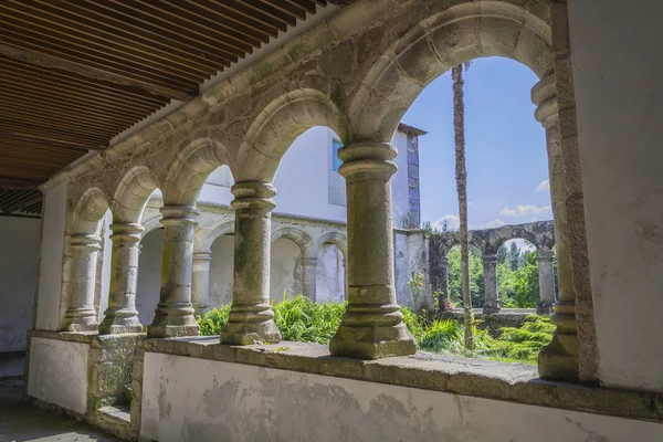 Columnas del claustro de un monasterio, Santa Maria de Ferreira — Foto de Stock
