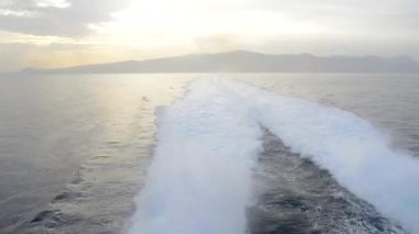 Hızlı bir şekilde taşımak için bir tekne uyan