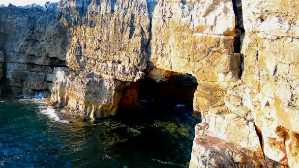 Olas que atraviesan un agujero natural en un acantilado, Boca do inferno — Vídeo de stock