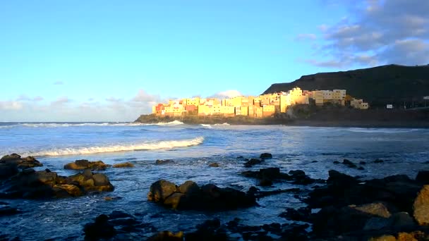 Casas junto a la playa — Vídeos de Stock