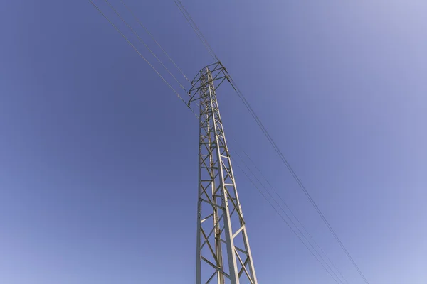 Visa elektriska tornet från nedan — Stockfoto
