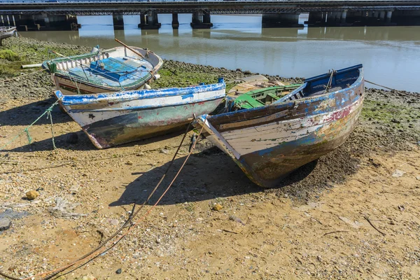 Antiguos barcos de pesca en la orilla de un río — Foto de Stock