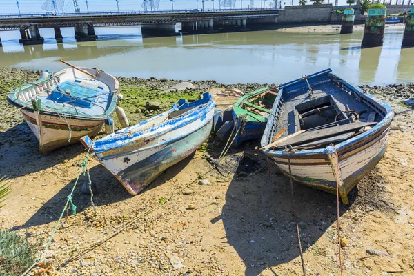 Vecchie barche da pesca sulla riva di un fiume — Foto Stock