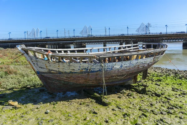 Antiguos barcos de pesca en la orilla de un río — Foto de Stock