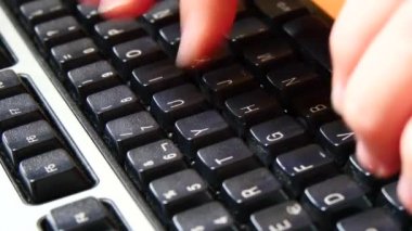 Ofiste çalışan bir bilgisayarda klavye kullanımı closeup görünümü. 4k.