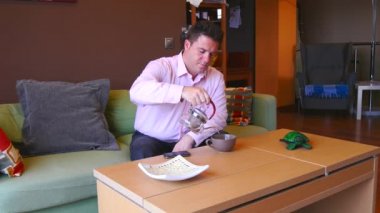 Adam oturma odasında çay içme çay saati. 4k.