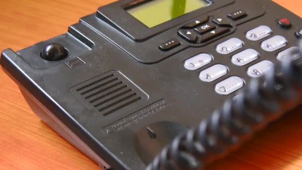 Vue rapprochée de l'utilisation d'un téléphone, travaillant au bureau. 4K .