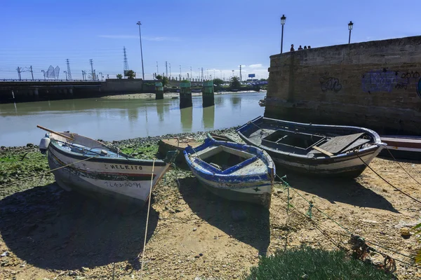 Vecchie barche da pesca sulla riva di un fiume — Foto Stock