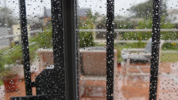 Gotas de lluvia en el cristal de la ventana. Llueve. 4K — Vídeo de stock