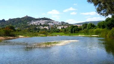 Jimena de la Frontera ve nehir, Cadiz, İspanya onun kale görünümü