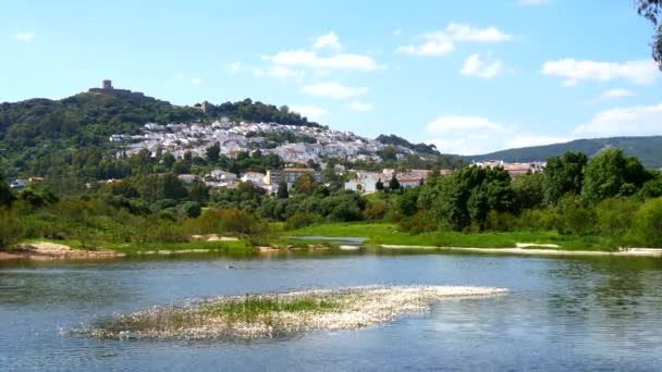 Άποψη της Jimena de la Frontera και το κάστρο της από τον ποταμό, Cadiz, Ισπανία — Αρχείο Βίντεο