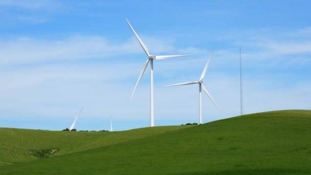 Windkraftanlage auf dem Feld, Windpark zur Stromerzeugung (4k) — Stockvideo