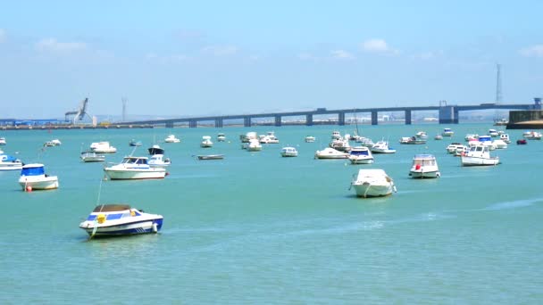 Barcos na baía de Cádiz, Espanha (4K ) — Vídeo de Stock