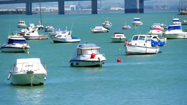 Boten in de baai van Cadiz, Spanje (4k) — Stockvideo