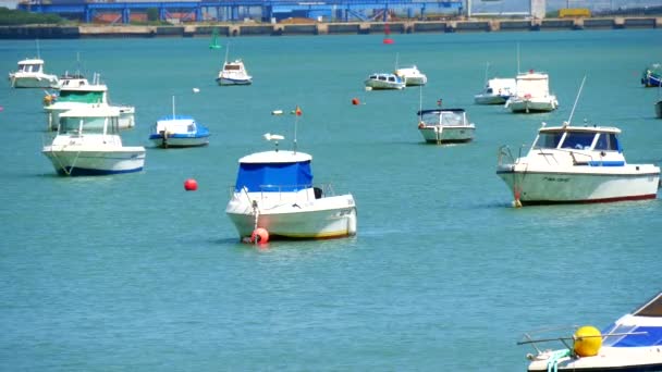 Båtar i viken i Cadiz, Spanien (4k) — Stockvideo
