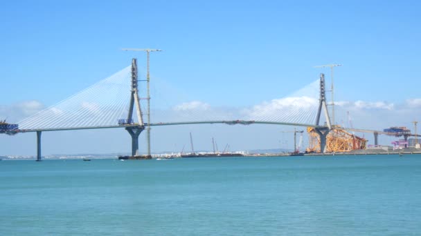 Строительство моста в заливе Кадис, Испания (4K ) — стоковое видео