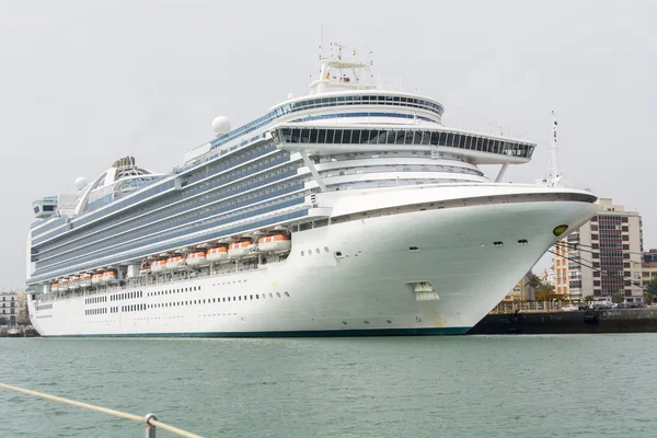 Cruise ship docked in the port of Cadiz, Spain — Stock Photo, Image