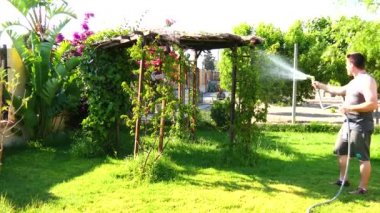 Adam bahçe hortumu (4 k ile sulama)