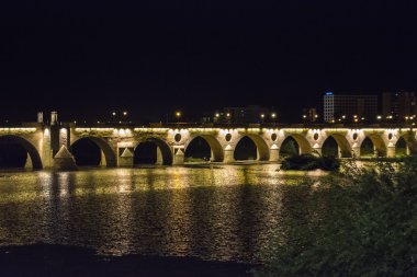 Avuç içi köprü gece (Puente de Palmas, Badajoz), İspanya