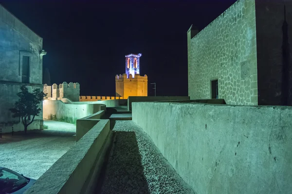 Siperleri, yollar ve Badajoz Müslüman duvar gece kuleleri