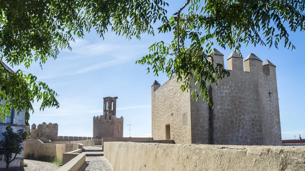 銃眼付きの胸壁、経路とバダホス イスラム教徒壁、スペインの塔 — ストック写真