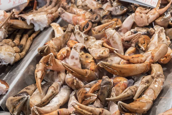 Pinça de caranguejo, frutos do mar no mercado de pesca — Fotografia de Stock