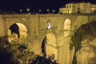Gece, Malaga, İspanya Ronda eski taş köprü görünümü
