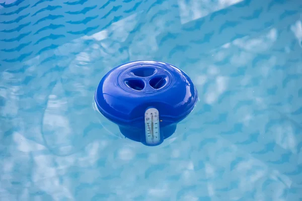 Dispensador de cloro de piscina azul en el agua Fotos De Stock Sin Royalties Gratis