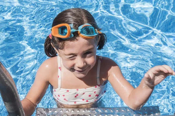 Chica sonriente disfrutando de la piscina en verano Imágenes De Stock Sin Royalties Gratis