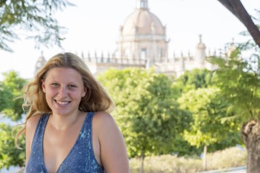 genç ve güzel kadın gülümsüyor