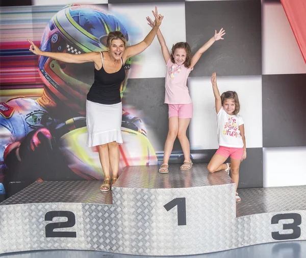 Una madre y sus hijas en un podio de competición Imagen De Stock