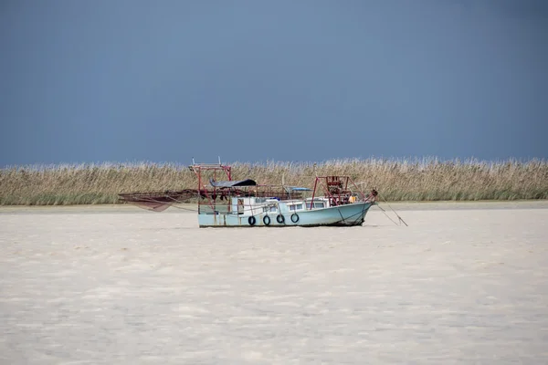 Bateau de pêche se déplaçant à travers la rivière par temps nuageux — Photo