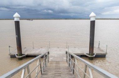 Bulutlu bir günde nehirde ahşap iskele