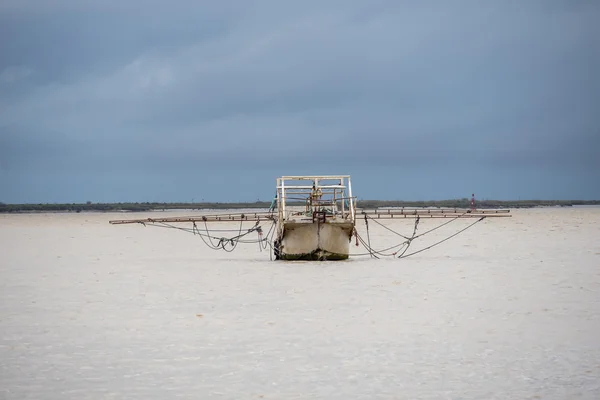 Bateau de pêche se déplaçant à travers la rivière par temps nuageux — Photo