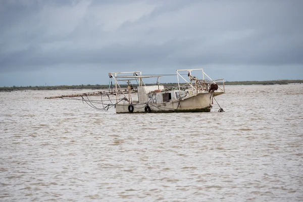 Bateau de pêche se déplaçant à travers la rivière par temps nuageux — Photo