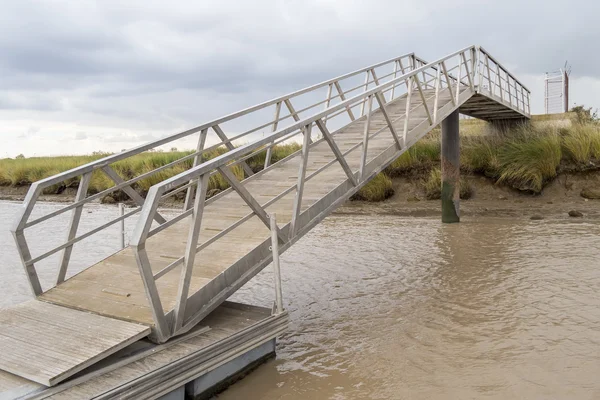 Muelle de madera río en un día nublado — Foto de Stock