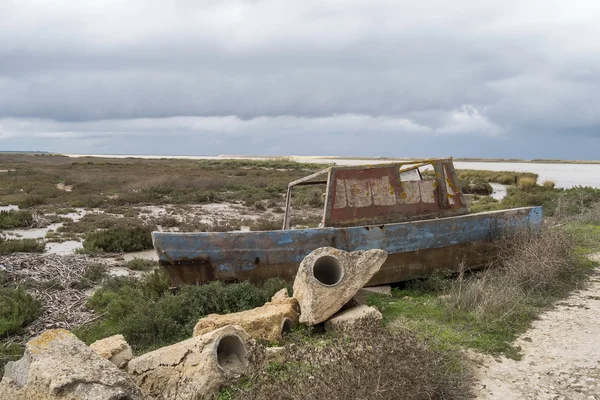 Vieux bateau de pêche abandonné sur le bord de la rivière — Photo