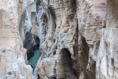 Kaya oluşumları nehre (Caminito del Rey, Malaga)