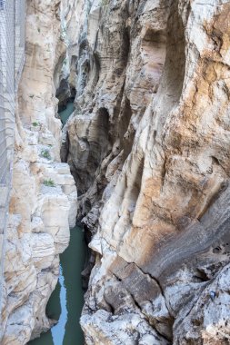 Kaya oluşumları nehre (Caminito del Rey, Malaga)