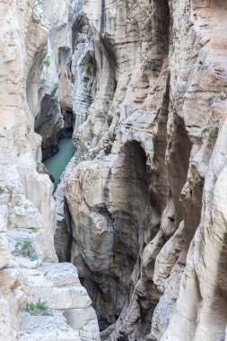 Kaya oluşumları nehre (Caminito del Rey, Malaga)