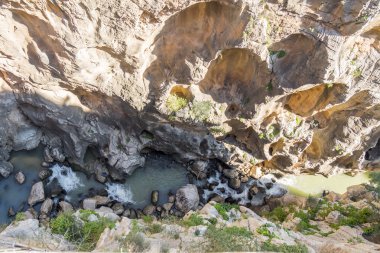 Kaya oluşumları nehre (Caminito del Rey, Malaga)